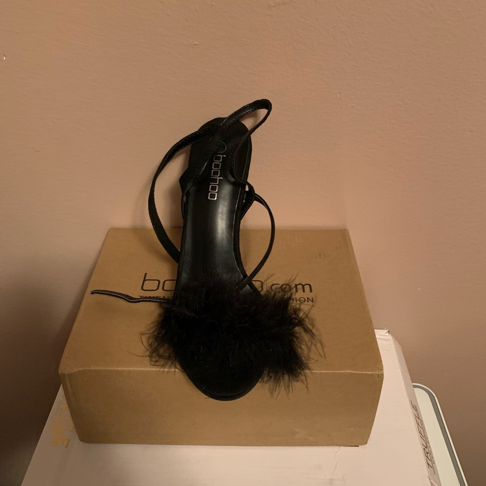 Boohoo feather heels brand new never worn size 9